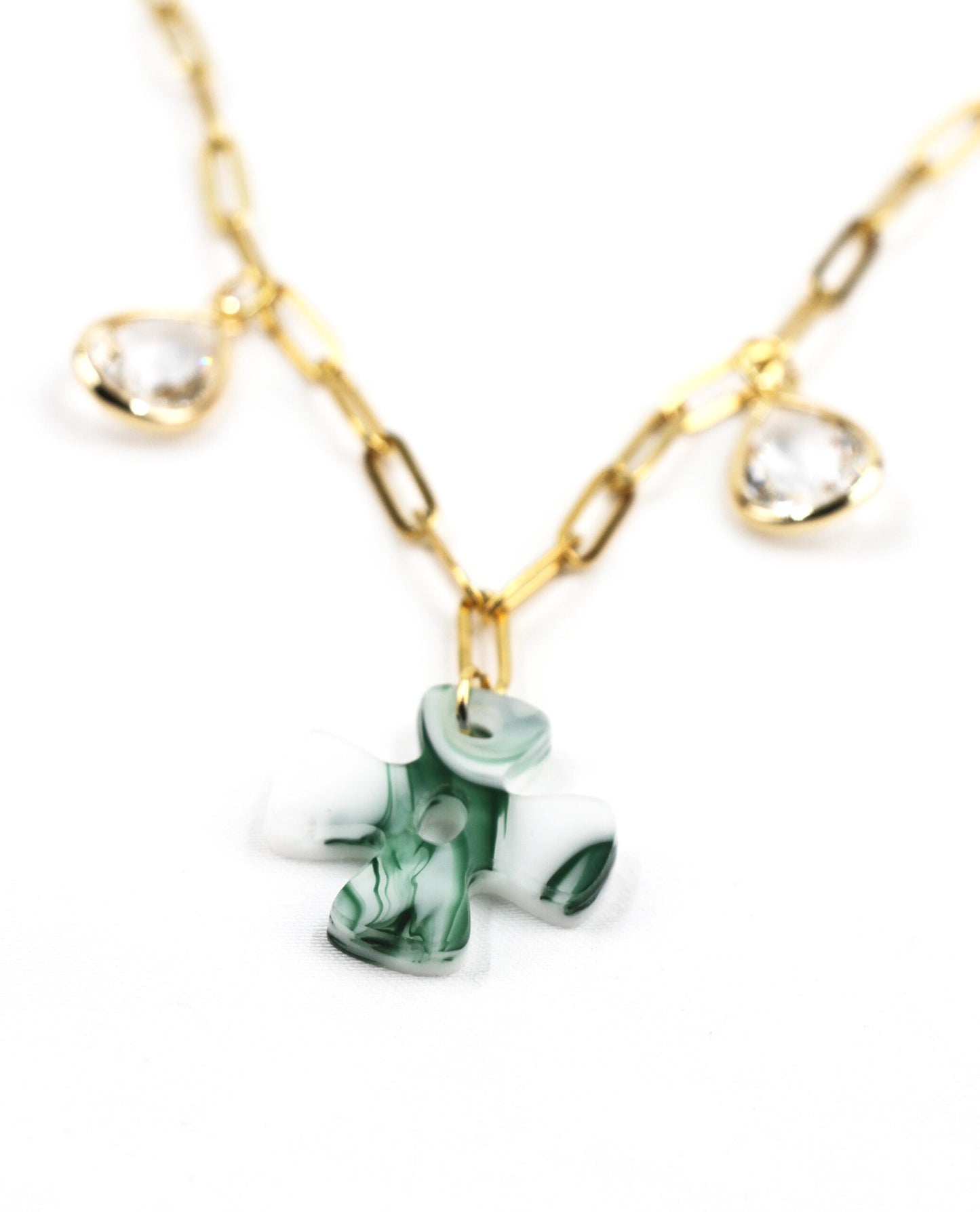 Collar dorado con cruz verde y colgantes de cristal