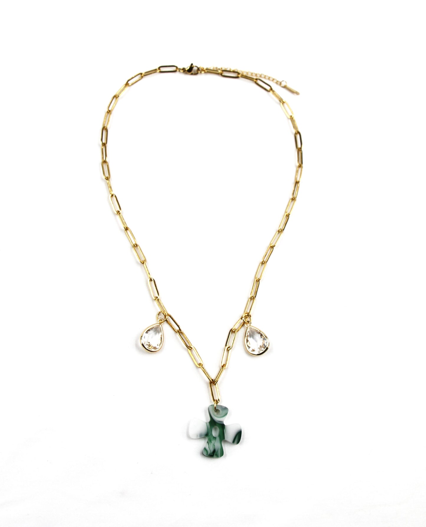 Collar dorado con cruz verde y colgantes de cristal