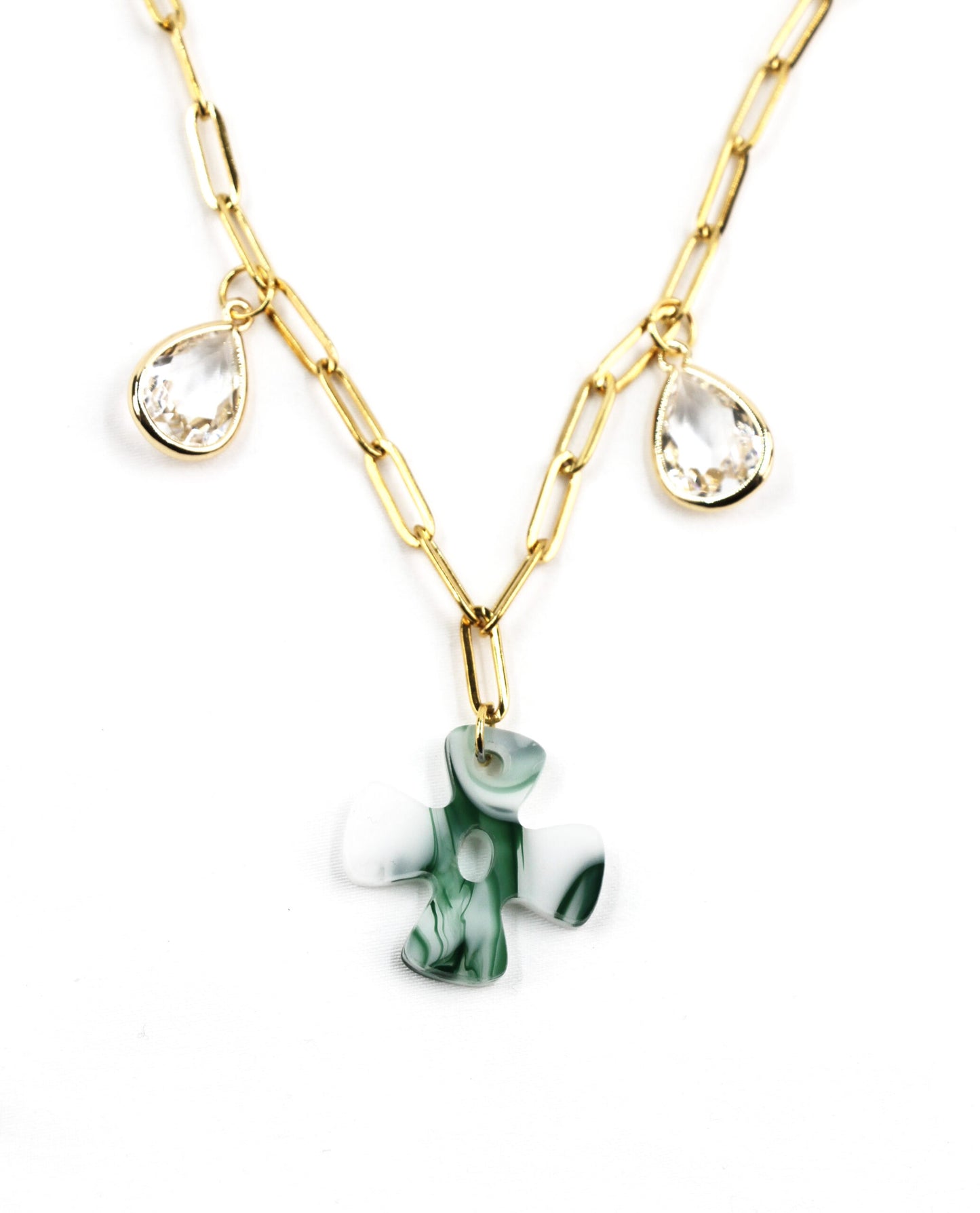 Collar dorado con cruz verde y colgantes de cristal