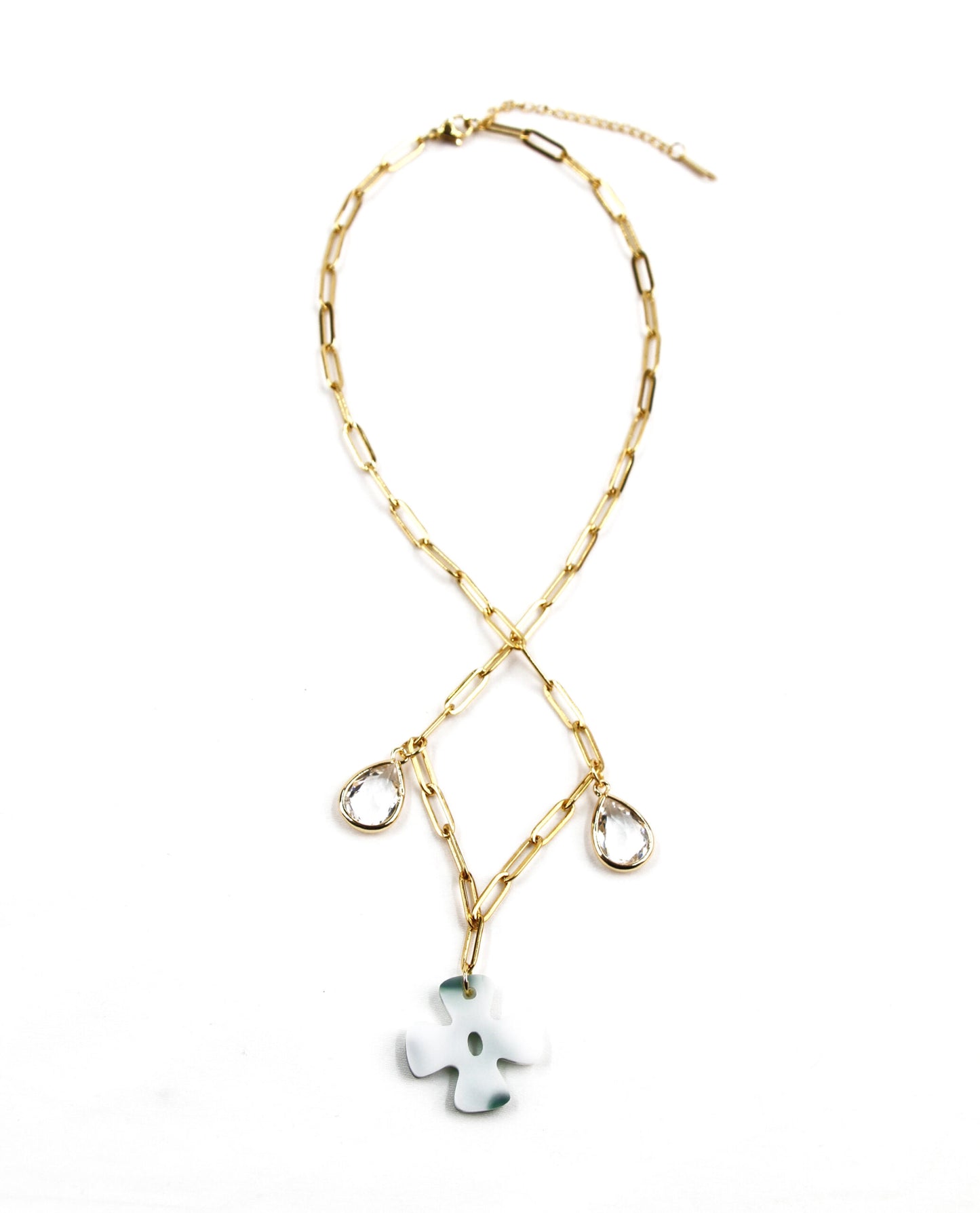 Collar dorado con cruz verde y colgantes de cristal