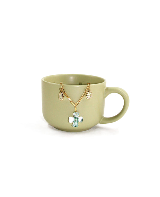 Collar dorado con cruz verde y colgantes de cristal