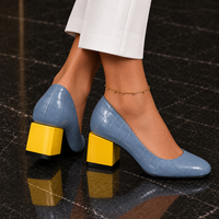 Detalle del tacón bloque de los zapatos Elena en azul