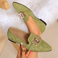 Mocasines de ante verde matcha con cadena dorada