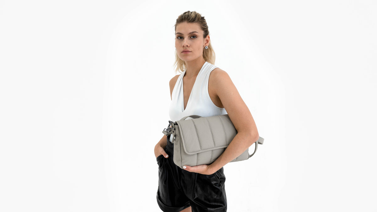 Bolso en estudio neutro, colección Sanoite