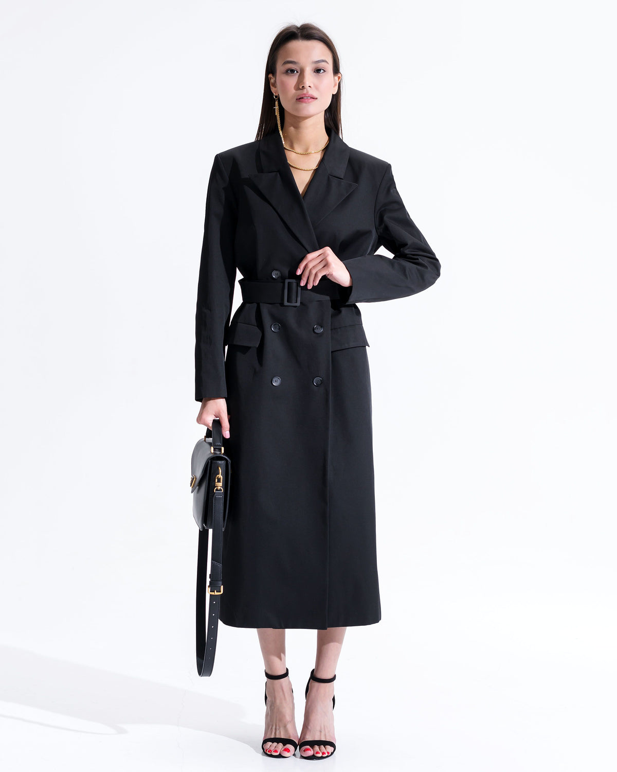 Abrigo negro, estudio blanco, colección de Otoño Sanoite
