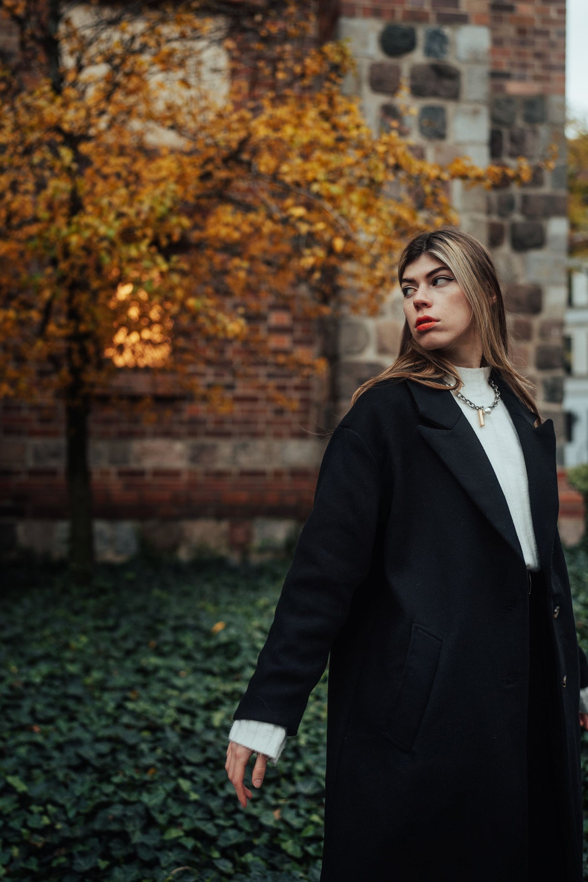 Sanoite Otono - abrigo negro editorial